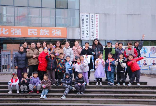 亲子手工扭扭棒创意与爱“扭”出精彩！J9真人游戏第一品牌“青享+”项目(图4)