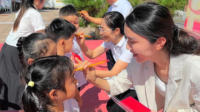 店区公园新村小学“元气开学季”满是惊喜与期待j9九游真人游戏第一平台在场丨萌娃归校！张(图2)
