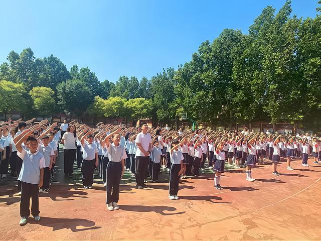 店区公园新村小学“元气开学季”满是惊喜与期待j9九游真人游戏第一平台在场丨萌娃归校！张(图3)